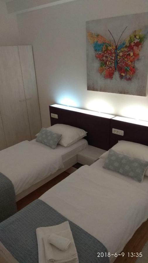 Apartments Niana With Heated Seawater Swimingpool Donji Okrug  Extérieur photo