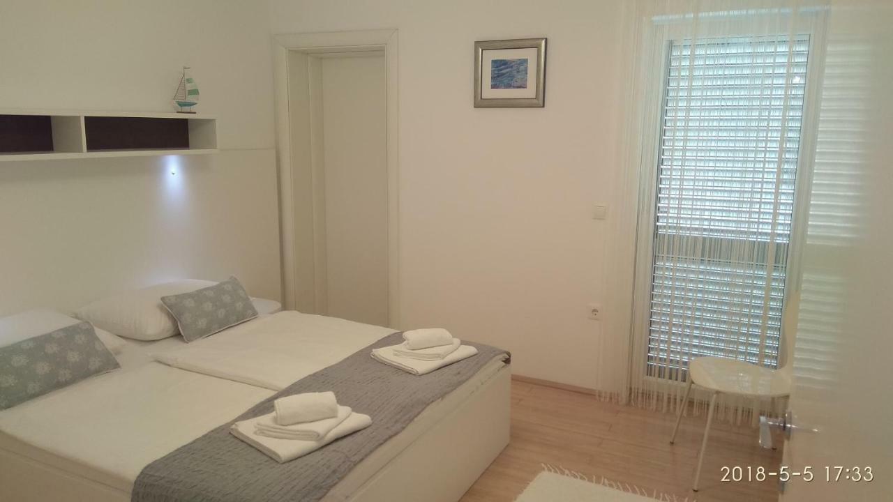 Apartments Niana With Heated Seawater Swimingpool Donji Okrug  Extérieur photo