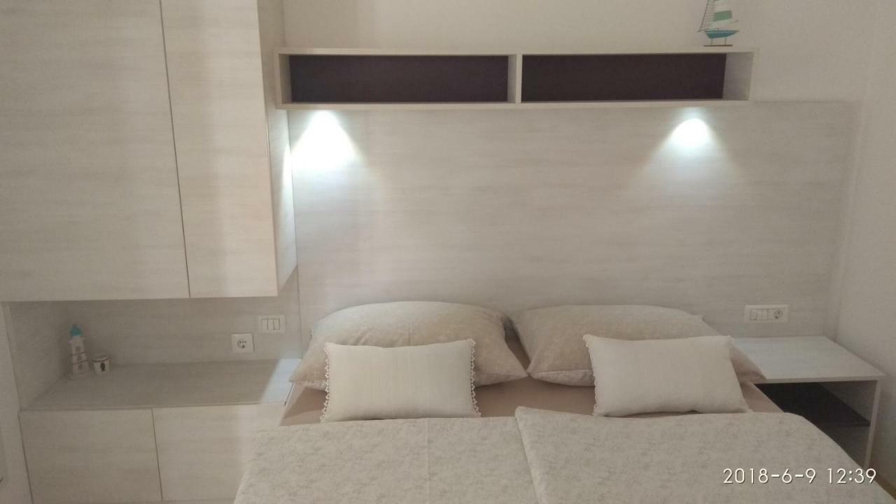 Apartments Niana With Heated Seawater Swimingpool Donji Okrug  Extérieur photo