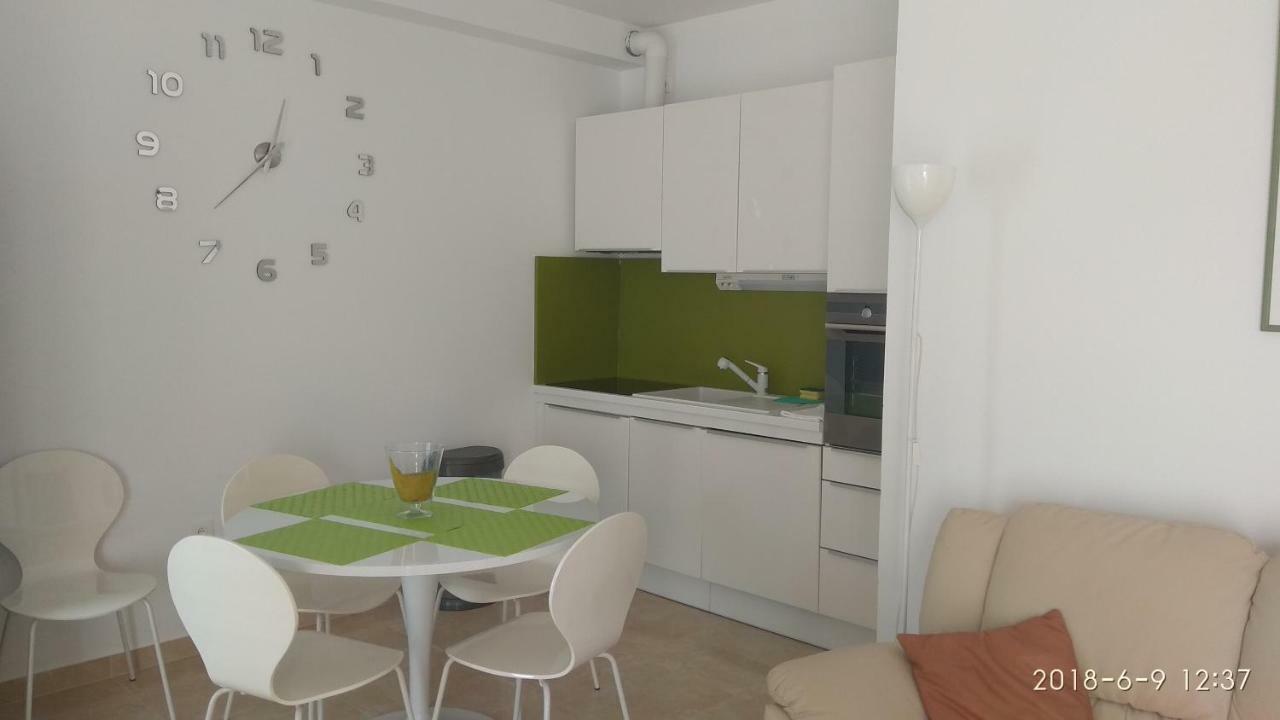 Apartments Niana With Heated Seawater Swimingpool Donji Okrug  Extérieur photo
