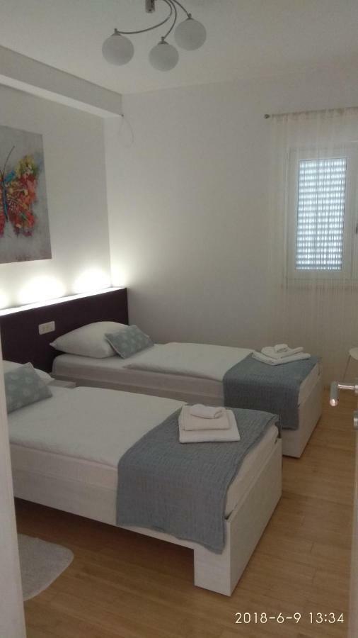 Apartments Niana With Heated Seawater Swimingpool Donji Okrug  Extérieur photo